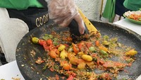 Sambal rampai yang paling menjadi andalan dari warung Sambal Bu Nik. Para pengunjung bisa melihat langsung bagaimana sambal rampai itu dibuat secara dadakan. Foto: detikFood/Yenny Mustika Sari