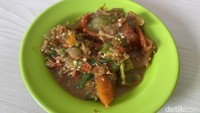 Semua bahan diulek menjadi satu. Ulekannya tak begitu halus, sehingga sensasi cabenya masih terasa ketika disantap. Cita rasa sambal rampai ini mirip seperti sambal tomat. Foto: detikFood/Yenny Mustika Sari