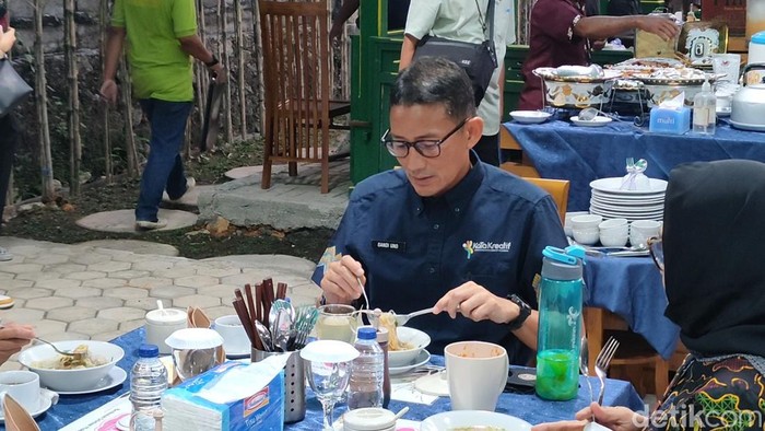Menteri Pariwisata dan Ekonomi Kreatif (Menparekraf) Sandiaga Salahuddin Uno saat mencicipi baksodor di Kulon Progo, DIY, Minggu (28/5/2023).