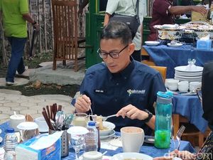 Sambangi Kulon Progo, Sandiaga Cicipi Kuliner Unik Baksodor