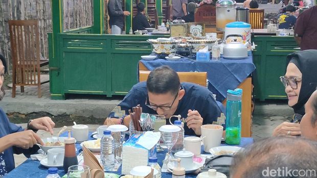 Menteri Pariwisata dan Ekonomi Kreatif (Menparekraf) Sandiaga Salahuddin Uno saat mencicipi baksodor di Kulon Progo, DIY, Minggu (28/5/2023).