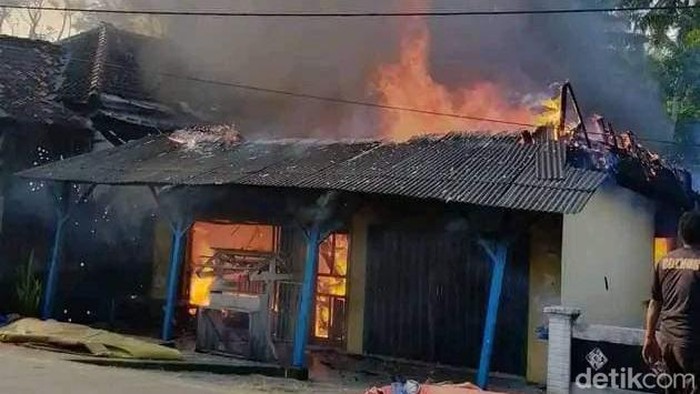 Seorang bocah berusia 5 tahun tewas terpanggang dalam kebakaran di Desa Sukapura, Kecamatan Cidaun, Kabupaten Cianjur
