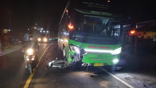 Sepeda motor Honda Vario ringsek akibat mengalami peristiwa kecelakaan di Jalan Nasional Denpasar-Gilimanuk, tepatnya di Desa Yeh Sumbul, Kecamatan Mendoyo, Kabupaten Jembrana, Minggu (28/5/2023). (Istimewa)