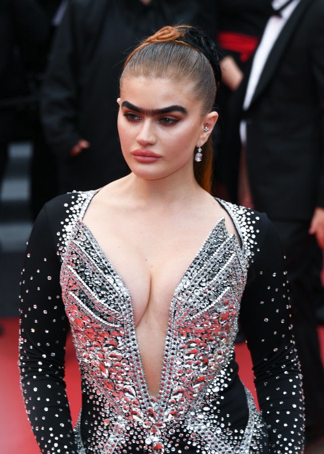 Sebelum diperhitungkan di dunia modeling dan akhirnya eksis di salah satu festival film terkemula dunia, Sophia sering di-bully karena alisnya yang tebal dan menyambung. Ia kerap dihujani cacian di media sosial bahkan pernah mendapat ancaman pembunuhan. Foto: Dave Benett/Getty Images for App/David M. Benett