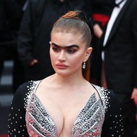 Sebelum diperhitungkan di dunia modeling dan akhirnya eksis di salah satu festival film terkemula dunia, Sophia sering di-bully karena alisnya yang tebal dan menyambung. Ia kerap dihujani cacian di media sosial bahkan pernah mendapat ancaman pembunuhan. Foto: Dave Benett/Getty Images for App/David M. Benett