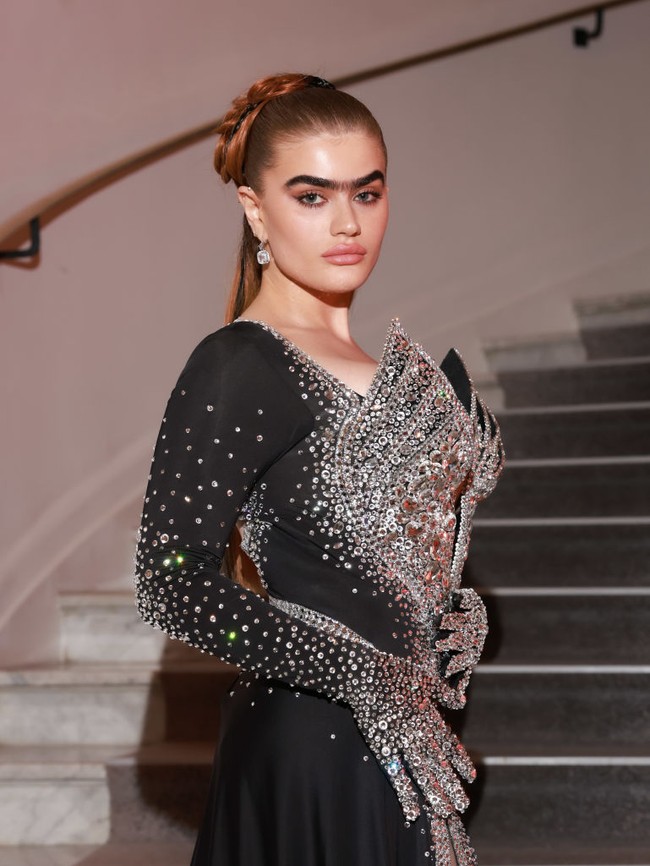 Popularitas Sophia berawal dari tahun 2014. Kala itu Sophia salah mewarnai alisnya jadi lebih gelap. Namun dibanding membenahi kesalahannya, dia malah keluar dan membuka jalan kariernya. Dari sana, ia pun didapuk oleh agensi modeling di Inggris. Foto: Dave Benett/Getty Images for App/David M. Benett