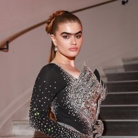 Popularitas Sophia berawal dari tahun 2014. Kala itu Sophia salah mewarnai alisnya jadi lebih gelap. Namun dibanding membenahi kesalahannya, dia malah keluar dan membuka jalan kariernya. Dari sana, ia pun didapuk oleh agensi modeling di Inggris. Foto: Dave Benett/Getty Images for App/David M. Benett