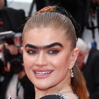 Sophia Hadjipanteli eksis di red carpet Cannes Film Festival 2023. Sosoknya mencuri perhatian karena keunikan di wajahnya. Foto: Dave Benett/Getty Images for App/David M. Benett
