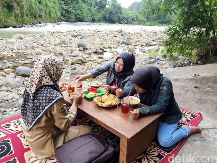 Soto mamo di tepi Sungai Serayu, Desa Prigi Kecamatan Sigaluh, Banjarnegara. Foto diunggah Minggu (28/5/2023).