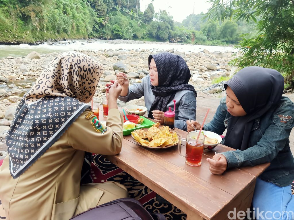 Soto mamo di tepi Sungai Serayu, Desa Prigi Kecamatan Sigaluh, Banjarnegara. Foto diunggah Minggu (28/5/2023).
