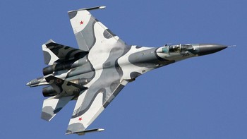 2. Sukhoi Su-27 family: Dipekirakan sekitar 1.200 keluarga Su-27 beroperasi. Sukhoi Su-27 Flanker, yang dikembangkan di Uni Soviet sebagai jawaban atas F-15, sangat populer dan sukses. Jet ini menelurkan keluarga besar. Versi yang ditingkatkan terus diproduksi seperti Su-30, Su-34 dan Su-35, sementara China mengembangkan beberapa tiruan buatan sendiri seperti Shenyang J-11 dan J-16. Hanya sekitar 400 Su-27 asli masih beroperasi hari ini. Namun, turunan Flanker tetap diproduksi dalam jumlah besar dan diekspor. Maka kemungkinan jet ini akan tetap berada di langit selama beberapa dekade mendatang. Foto: Wikipedia