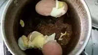 Jika biasanya makanan gosong identik dengan cara memasak digoreng atau dipanggang, berbeda dengan telur ini. Walaupun direbus telurnya berujung gosong. Foto: 1cak.com