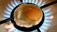 Netizen yang terlalu kreatif ini dapat melihat peluang dengan baik. Bagian pada kompor ini dianggapnya sebagai wajan untuk memasak telur. Foto: 1cak.com