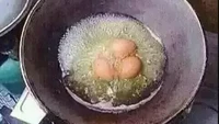 Pertama kali memasak telur sendiri, netizen ini melakukan hal tak terduga. Tanpa memecahkan cangkangnya ia langsung menggoreng telur secara utuh. Foto: 1cak.com