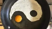 Netizen yang kreatif ini memanfaatkan waktu di dapur untuk berkreasi. Telur ceplok yang dibuatnya sengaja dibentuk elemen Yin Yang. Foto: 1cak.com