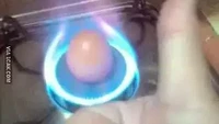 Ada netizen yang tidak ingin repot saat memasak telurnya. Ia memilih untuk meletakkan telur utuh di atas kompor tanpa wajan. Foto: 1cak.com
