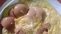 Selain disajikan polos, telur dadar juga dapat ditambahkan berbagai topping. Tetapi kreasi telur dadar yang satu malah menambahkan cangkang telur ke dalamnya. Foto: 1cak.com