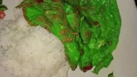 Melakukan eksperimen pada telur dadarnya, netizen ini menyajikan telur dengan warna yang aneh. Telur berwarna hijau cerah ini dijuluki Telur Goreng Whatsapp. Foto: 1cak.com