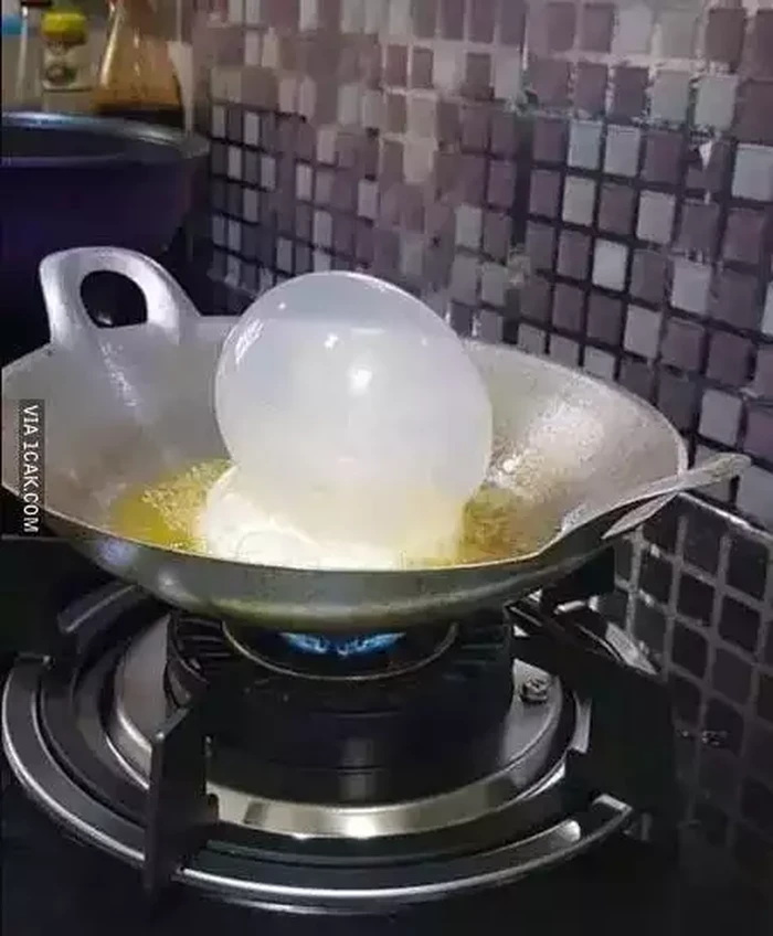 Telur goreng nyeleneh Telur goreng nyeleneh