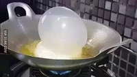 Memasak telur menggunakan terlalu banyak minyak berisiko tinggi. Telur ceplok buatan netizen ini hampir meledak saat digoreng. Foto: 1cak.com
