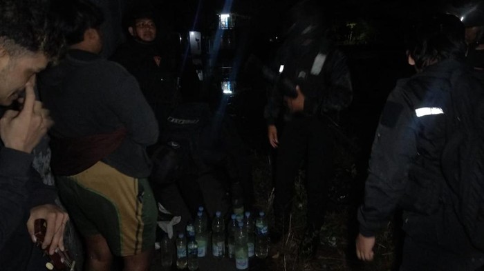 Tim Maung Galunggung menangkap penjual Ciu online.