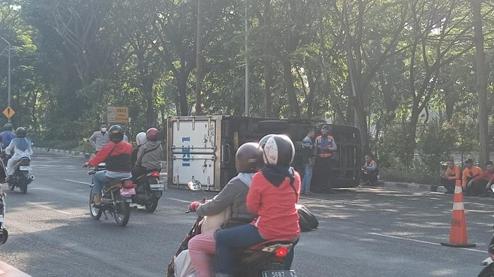 Truk boks terguling di Jalan Frontage Ahmad Yani Surabaya