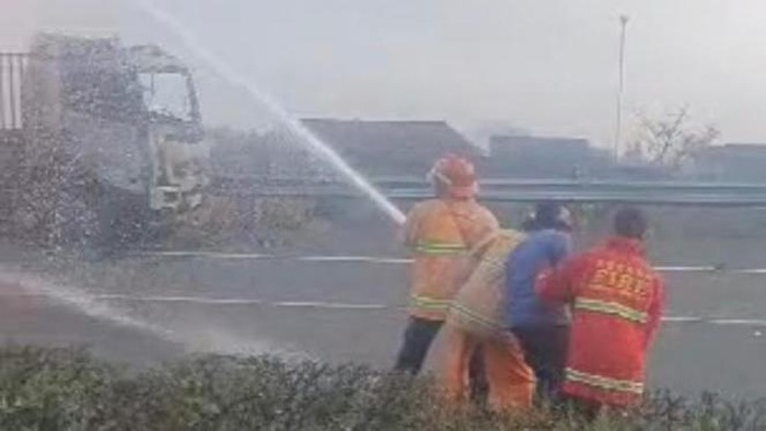 Truk tangki Pertamina terbakar di Tol Tangerang-Merak