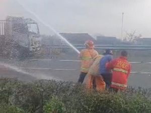 Truk Tangki Terbakar di Tol Tangerang-Merak, Lalin Dialihkan