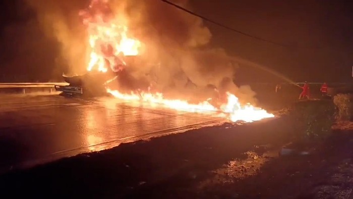 Truk tangki Pertamina yang mengangkut bahan bakar pertalite dan solar mengalami kebakaran di Tol Tangerang-Merak kilometer 56 B arah Jakarta.