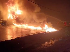Penampakan Truk Tangki yang Terbakar di Tol Tangerang-Merak