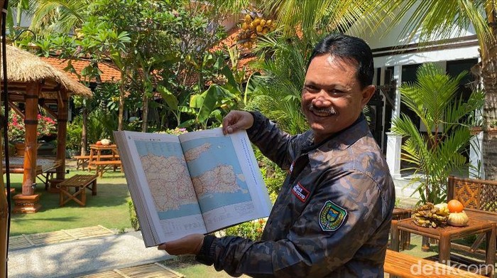Wali Kota Maidi memamerkan peta yang didatangkan dari Belanda