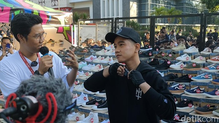 Wali Kota Solo Gibran Rakabuming Raka bagi-bagi sepatu di CFD Solo, Minggu (28/5/2023).