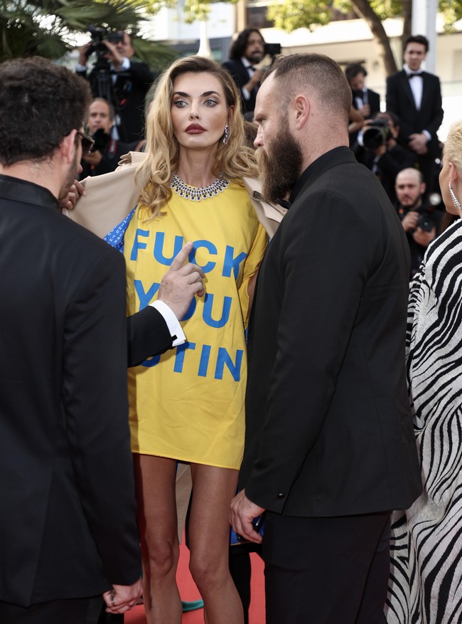 Model yang sering bekerja untuk brand-brand besar, termasuk Calvin Klein itu sendiri memang dikenal sering mengkampanyekan perang di negaranya dan kerap mengenakan busana bertulisan serupa.Foto: AFP via Getty Images/LOIC VENANCE