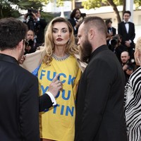 Model yang sering bekerja untuk brand-brand besar, termasuk Calvin Klein itu sendiri memang dikenal sering mengkampanyekan perang di negaranya dan kerap mengenakan busana bertulisan serupa.Foto: AFP via Getty Images/LOIC VENANCE