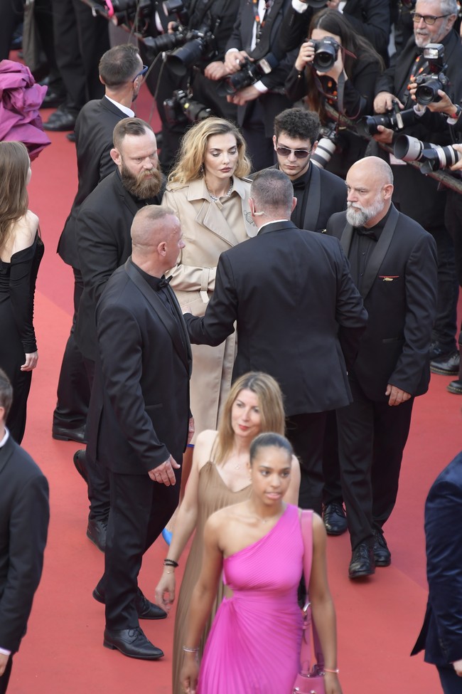 Ini adalah bukti dukungan nyata untuk Ukraina. Aku ditangkap dan diminta untuk meninggalkan karpet karena festival itu tidak ingin berpolitik (mereka akan mengizinkanku untuk melanjutkan (berjalan di) karpet tanpa membuka jaket), tulisnya di Instagram.Presiden kami meminta untuk membuatnya jadi berita setiap hari jadi orang tidak lupa bahwa itu masih terjadi dan harus disudahi. Dan Rusia harus keluar dari tanah kami dan meninggalkan kami dalam damai. Terima fakta bahwa kami negara merdeka dan demokratis tidak ingin di bawah kontrol kalian, jelasAlina.Foto: AFP via Getty Images/LOIC VENANCE