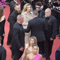 Ini adalah bukti dukungan nyata untuk Ukraina. Aku ditangkap dan diminta untuk meninggalkan karpet karena festival itu tidak ingin berpolitik (mereka akan mengizinkanku untuk melanjutkan (berjalan di) karpet tanpa membuka jaket), tulisnya di Instagram.Presiden kami meminta untuk membuatnya jadi berita setiap hari jadi orang tidak lupa bahwa itu masih terjadi dan harus disudahi. Dan Rusia harus keluar dari tanah kami dan meninggalkan kami dalam damai. Terima fakta bahwa kami negara merdeka dan demokratis tidak ingin di bawah kontrol kalian, jelasAlina.Foto: AFP via Getty Images/LOIC VENANCE