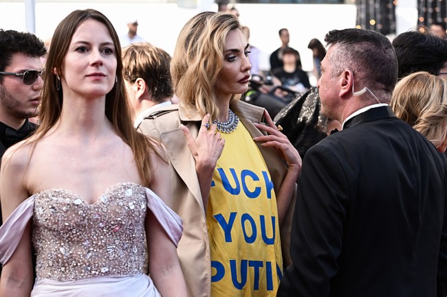 Alina terlihat memakai oversized t-shirt dengan tulisan F**k YouPutin. Ia pun sengaja memilih perpaduan warna kuning dan biru yang mewakili bendera Ukraina yang sedang diinvasi Rusia.Foto: AFP via Getty Images/LOIC VENANCE