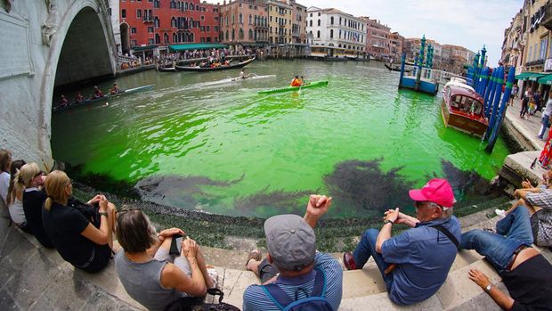 Air berwarna hijau di di bawah Jembatan Rialto di Kanal Besar Venesia. (ANSA/AFP via Getty Images)