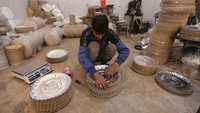 Hasilnya, kertas daur ulang tersebut dibuat menjadi piring kertas yang ramah lingkungan. 