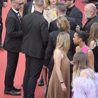 Tak lama setelah memamerkan baju dan aksi protesnya, Alina langsung dikerubuti para sekuriti. Ia kemudian diminta untuk keluar dari tempat. Foto dan videonya diusir di karpet merah Festival Film Cannes pun viral dan jadi perbincangan di media sosial.Foto: Getty Images/Vittorio Zunino Celotto