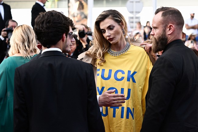 Model Alina Baikova menghadiri premiere film Old Oak di Festival Cannes beberapa waktu lalu. Berbeda dari kebanyakan wanita yang memakai gaun ekstravagan, awalnya ia hanya terlihat mengenakan trench coat berwarna krem. Tapi setelah sampai di tengah karpet merah, wanita 34 tahun itu membukanya dan menampilkan kaus vulgar yang dikenakannya.Foto: Getty Images/Vittorio Zunino Celotto