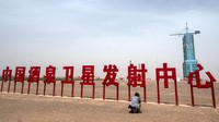 Beijing berupaya mengejar ketertinggalan dari Amerika Serikat (AS) dan Rusia yang telah mendapatkan banyak pencapaian selama bertahun-tahun. China juga berencana membangun pangkalan di Bulan dan Badan Antariksa Nasional mengungkapkan target untuk meluncurkan misi berawak ke Bulan tahun 2029 mendatang.