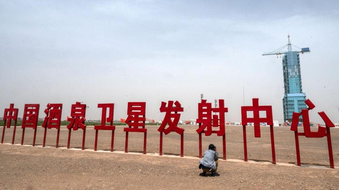JIUQUAN, CHINA - MAY 29: A journalist takes photos at the the launch site for China Manned Space Agencys Shenzhou-16 and Long March-2F rocket at the Jiuquan Satellite Launch Center on May 29, 2023 in Jiuquan, China. The astronauts will travel on the Shenzhou-16 spacecraft carried by a Long March-2F rocket to Chinas Tiangong Space Station from the Gobi Desert on May 30 and will stay for six months, relieving the crew that arrived there late in 2022. (Photo by Kevin Frayer/Getty Images)