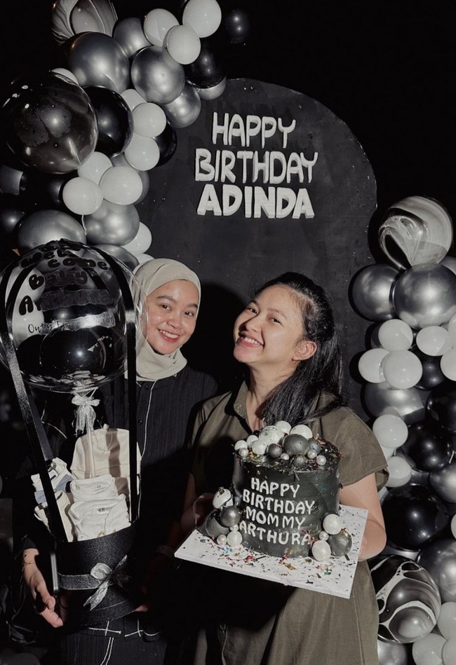 Potret saat Adinda berulang tahun. Pesta kejutan ulang tahunnya itu tampak didominasi oleh warna hitam. Foto: Instagram/@dindazani