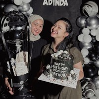 Potret saat Adinda berulang tahun. Pesta kejutan ulang tahunnya itu tampak didominasi oleh warna hitam. Foto: Instagram/@dindazani
