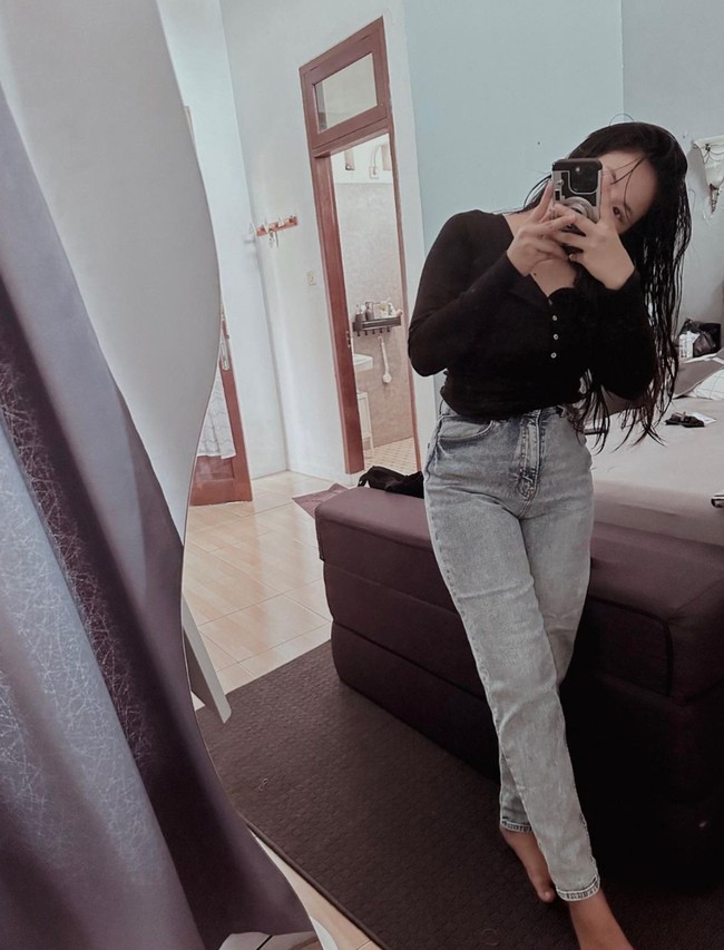 Foto penampilan terbaru Adinda Azani yang satu ini berhasil mencuri atensi. Pasalnya baru sebulan lahiran Adinda Azani sudah terlihat kembali langsing. Bahkan ia sudah bisa kembali mengenakan celana jeans berukuran kecil. Foto: Instagram/@dindazani