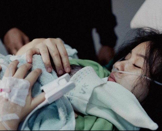 Pesinetron cantik Adinda Azani melahirkan anak pertamanya pada 13 April 2023. Melalui akun Instagram pribadinya Adinda membagikan kebahagiaan saat melahirkan putra kecilnya itu. Foto: Instagram/@dindazani