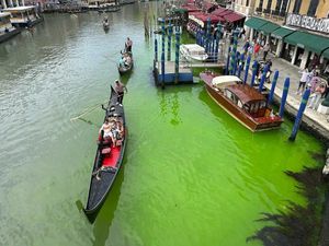 Geger Air di Kanal Venesia Tiba-tiba Berubah Hijau, Italia Selidiki