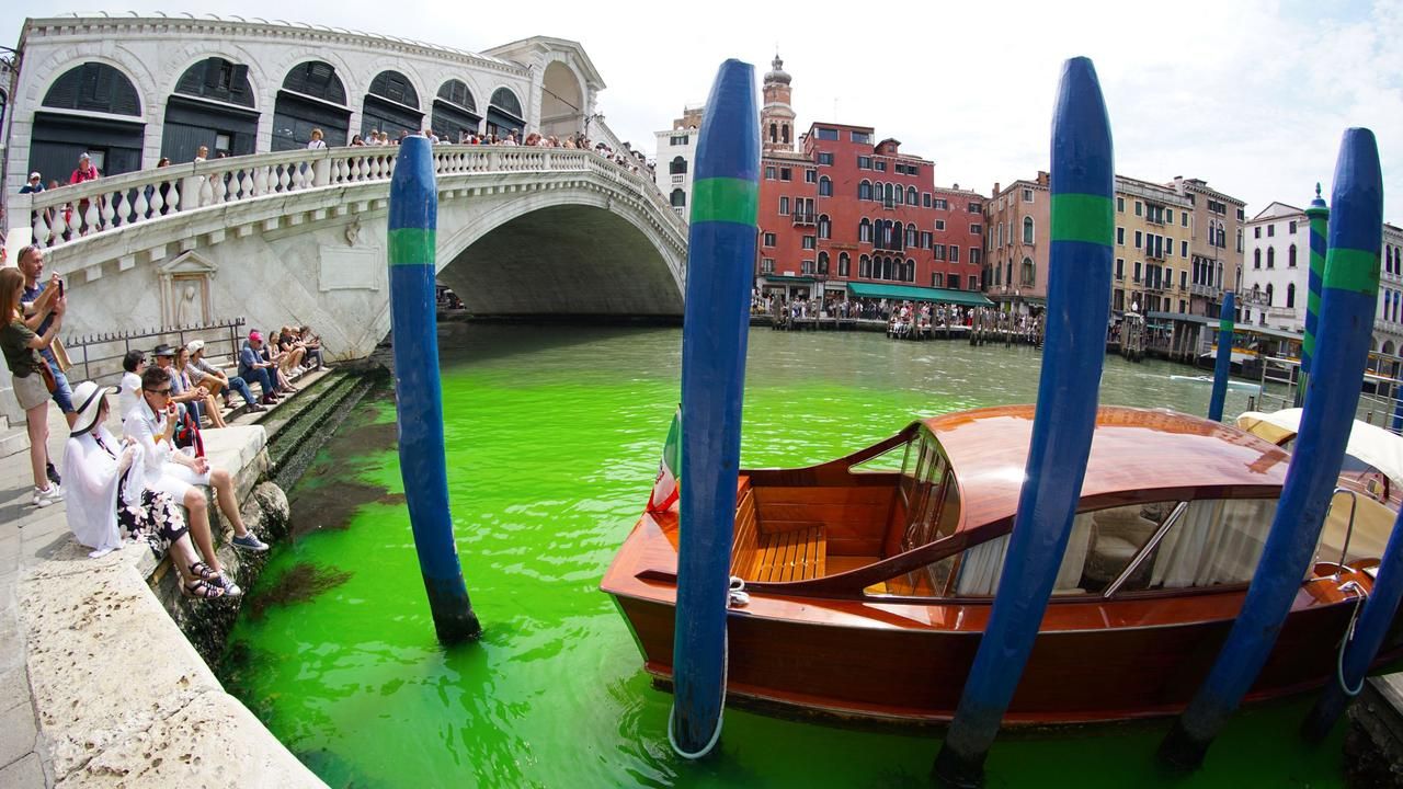 Air Kanal Besar Venesia berubah jadi hijau