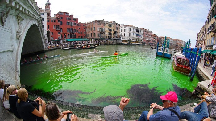 Air Kanal Besar Venesia berubah jadi hijau